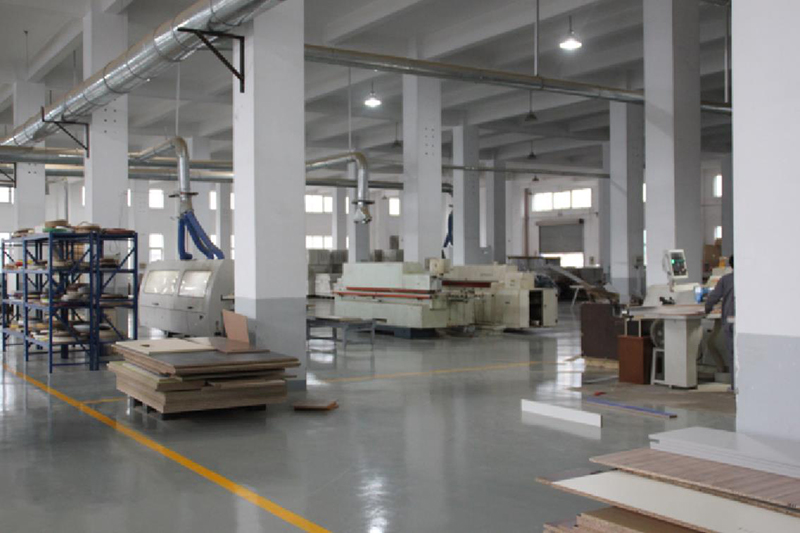 上海辦公家具廠卓越的現(xiàn)代化管理制度，認(rèn)真負(fù)責(zé)的福冠辦公家具全體員工，規(guī)范化流水作業(yè)，保障您的產(chǎn)品質(zhì)量。